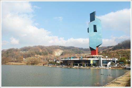 ▲ 명암타워가 서있고 멀리 풍주사가 보인다