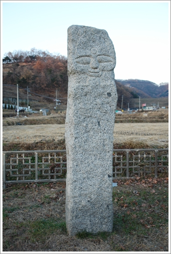 ▲ 이정골 입구의 순치명석불입상
