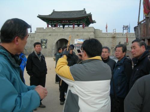 대조영 촬영장에서는 거대한 규모의 방송 세트장을 보고 놀라기도 합니다.