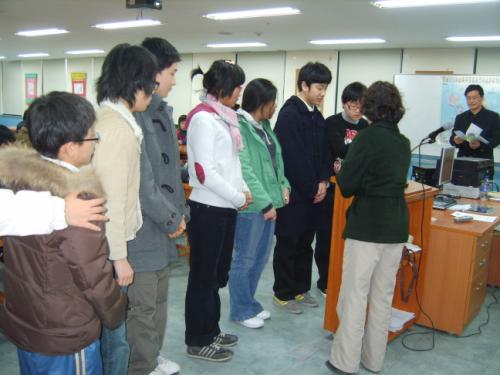 수료식에서 우수학생들을 시상하는 대방중학교 이선희 교장