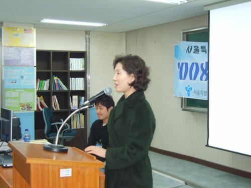 수료식에서 격려사를 하고 있는 대방중학교 이선희 교장