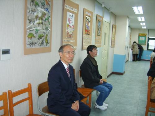참가학생들을 격려하기 위해 개강식에 참석한 서울시교육청 양민종 장학관(오른쪽은 대방중학교 이기설 교육정보부장)