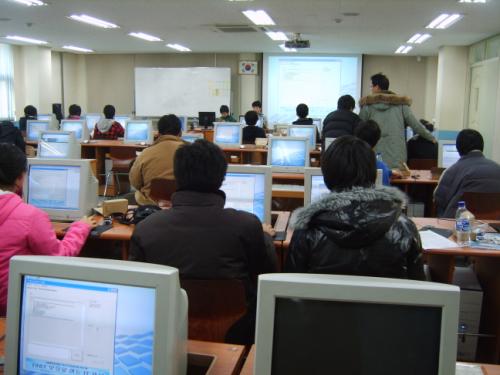 프로그램에 참여하여 활동중인 학생들