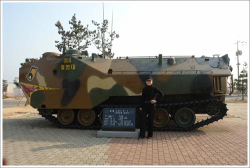 ▲ 수륙양용전차가 포항이 해병대의 도시라는 것을 알린다