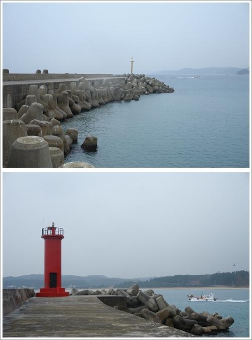 ▲ 방파제 끝에서 길잡이를 하고 있는 등대 풍경