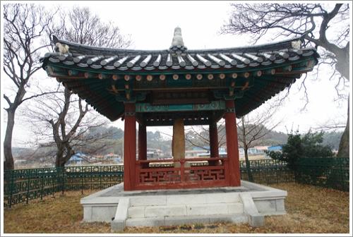 ▲ 국보 242호인 봉평신라비가 죽변항으로 가는 길목에 있다