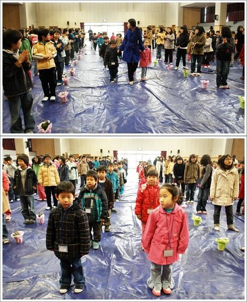 ▲ 입학생들이 선생님과 함께 식장에 입장했다