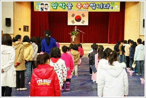 ▲ 입학생들이 교장선생님의 축사를 듣고 있다