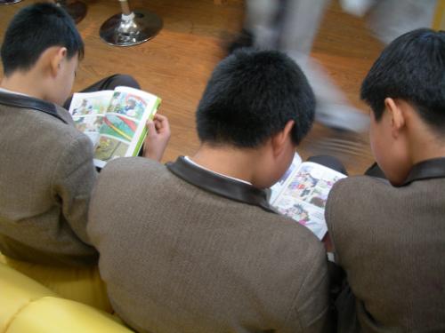 점심시간, 만화 삼매경에 빠진 서호중학교 학생들