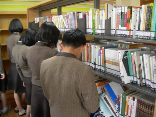 책을 고르는 행복. '저 한 쪽의 빈 책장을 언제 꽉 채울까?' 교장의 생각입니다.