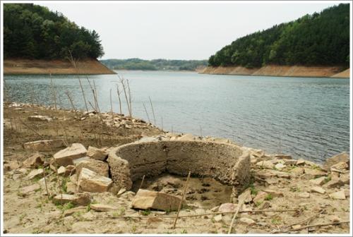 ▲ 물가의 우물터가 덩그러니 모습을 나타냈다.