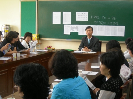 보람교사들에게 인사말을 하고 있는 이영관 교장