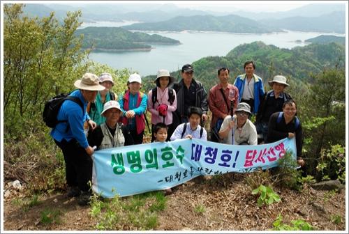 ▲ 대청호를 배경으로