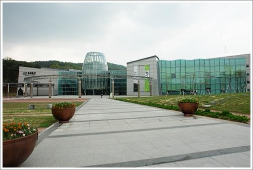 ▲ 진천 종박물관 외부 풍경