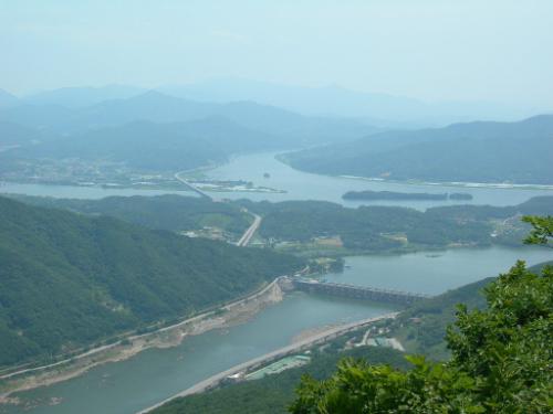 검단산에서 바라보니 팔당댐과 양수리가 보인다.