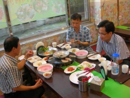 아파트 주민이면서 리포터인 본인(이영관, 서호중 교장)과 안주원(서호중 부장교사)씨가 정년퇴직하는 김규완 씨와 한 음식점에서 송별회를 하고 있다. 왼쪽이 오늘의 주인공인 김규완씨.