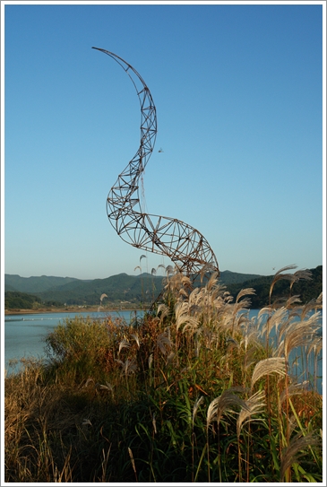▲ 대청호반의 환경조형물