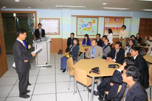 어학실에서 학교장의 환영 인사를 듣고 있는 중국의 교육관계자들.