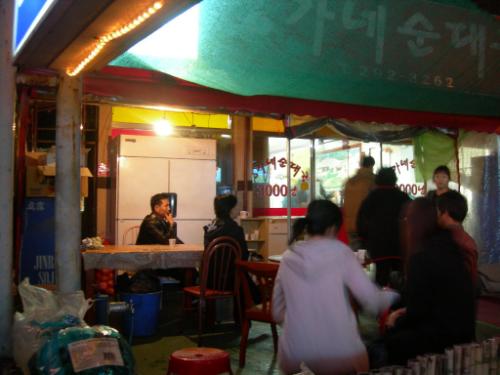 수원의 어느 순대국집. 이 곳은 항상 손님이 대기중인데 번호표를 발부하고 있다. 순대국밥 가격은 3,000원. 불황의 늪을 이겨내는 모습을 지켜볼 수 있다.