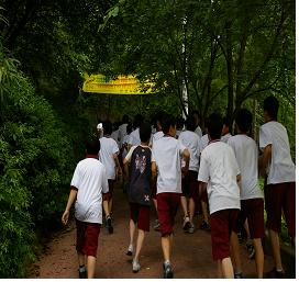 노적봉을 향해 뛰어가는 경수중학교 학생들.