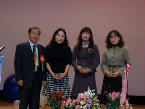 오세균 회장, 가창․작곡․작사부문 수상자들과 함께(오른쪽이 나)