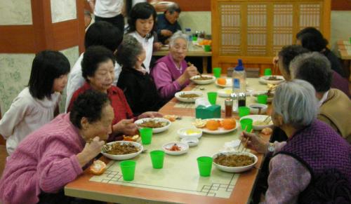 수원영화초 어린이나라 임원들은 달러를 모아 만든 성금으로 어르신 초청잔치를 열었다.