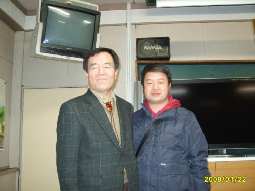후코오카 한국교육원 김광섭원장님과 함께(김원장님은 한교닷컴에 800여편 이상의 글을 올리실만큼 한교닷컴 e-리포트코너에 남다른 열정을 가지고 계신 분이다.)