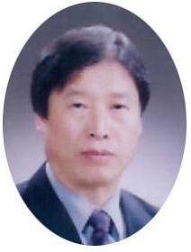 이번 서예전시회를 하는 대전대문초 박일규 교장선생님