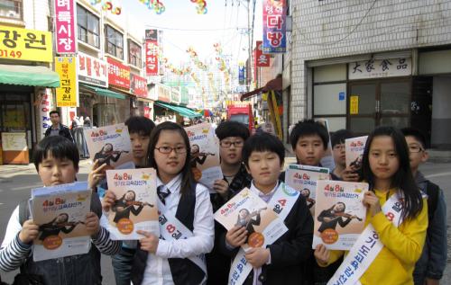 수원영화초는 어린이들의 투표참여운동과 더물어 학부모총회,가정통신문 등을 통해 투표를 독려하고 있다.