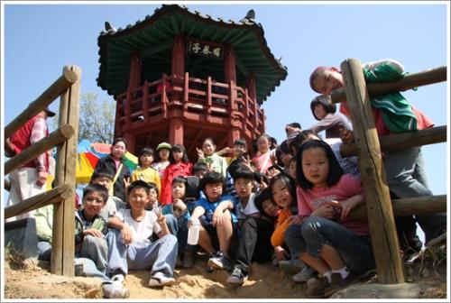 ▲ 4학년 아이들 30명이 정상의 팔각정 앞에서 '찰칵'