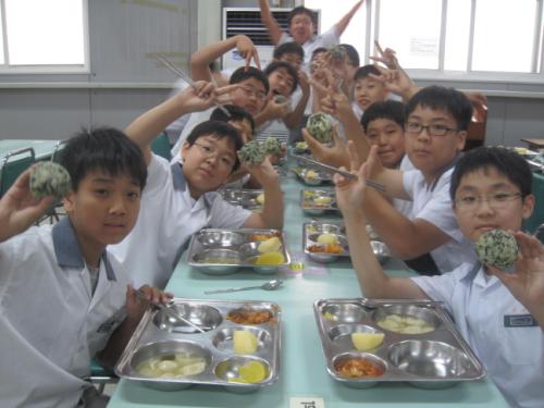 상인천중하교 학생들이 주먹밥 감자먹기 시식을 하고 있다.
