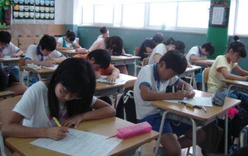 주안남초등학교 학생들이 수학문제를 풀고 있다.