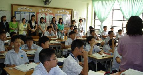학교를 찾은 학부모들이 자녀들의 수업을 참관하고 있다.