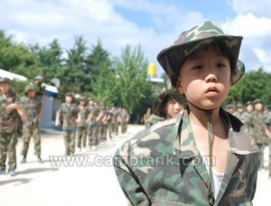 ▲ 사진 : 여름방학에 해병대 캠프에 참가한 한 초등학생이 '바른자세훈련'에 열중이다.