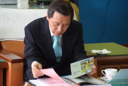 학교현황을 살펴보시는 김종성충청남도교육감