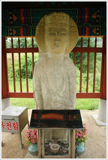 ▲ 신안리 석불입상