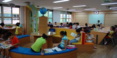 학교도서관을 찾아 더위를 잊고 있는 학생과 학부모들....