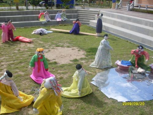 마을회관 공연장 안에 전통놀이를 재연해 놓은 모습들. 윷놀이, 널뛰기, 그네타기 등이 있다.