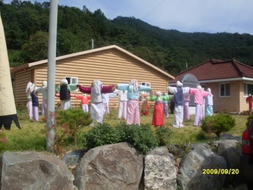 마을 사람들의 안녕과 평안을 기원하고, 찾아오는 손님들에게도 행운을 기원하는 듯 강강수월래를 보여주고 있는 듯 하다.