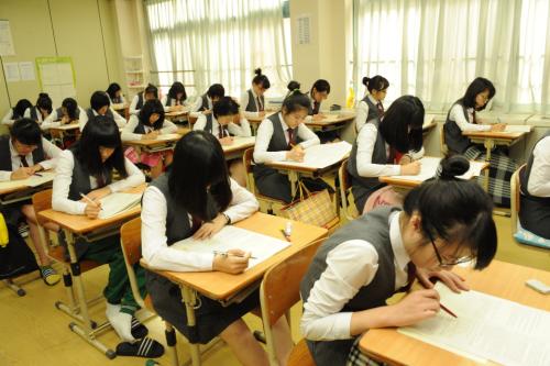 고1학년 국가수준 학업성취도 평가를 실시하고 있는 인천여고 1학년 7반 교실에서