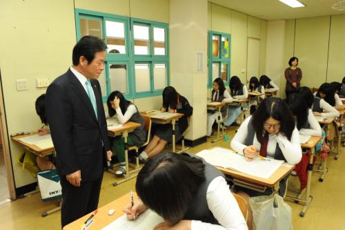 권진수교육감 권한대행이 고1학년 국가수준 학업성취도 평가장을 둘러보고 있다.