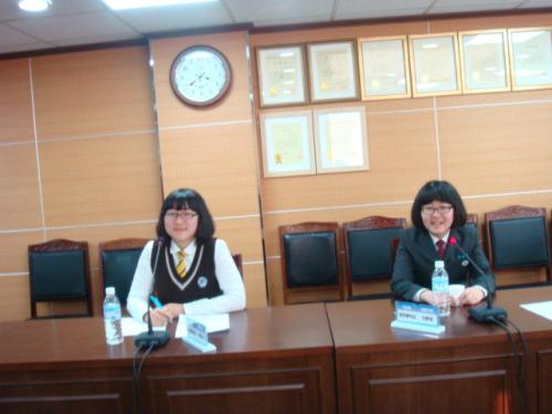 독서토론대회 장면(왼쪽이 서호중 태다인 학생)