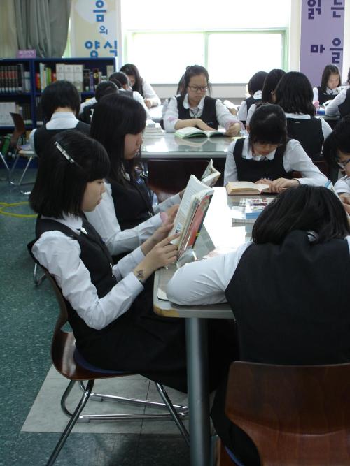 신종블루 예방접종하며 책과 함께하는 부원여중 학생들...