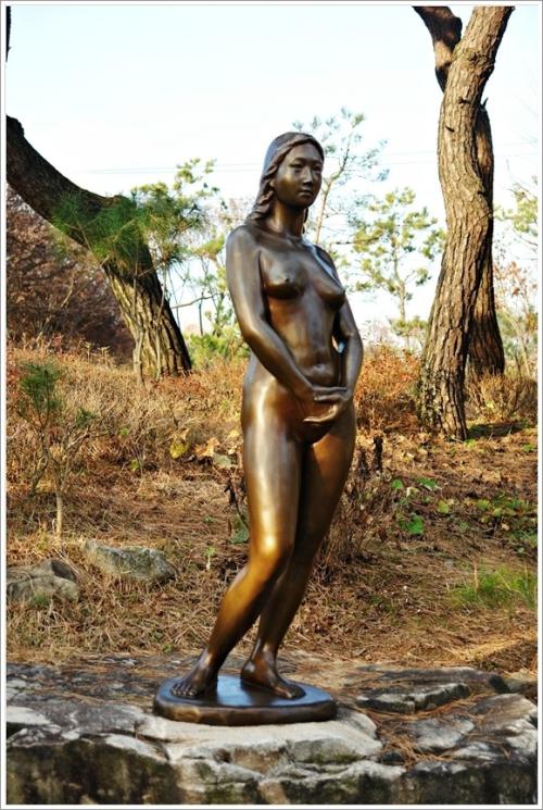 ▲ 자연과 하나되는 조형물