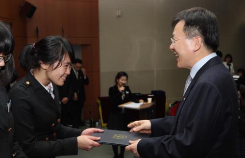 모의 재판부문에서 최우수를 차지, 법무부장관상을 받고 있는 병점고등학교팀
