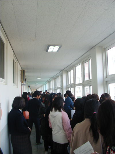 접종을 기다리는 아이들