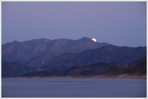 ▲ 서쪽 산등성이로 몸을 감추는 보름달