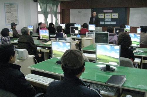 개강식에서 나경찬 교장이 인사말을 하고 있다.