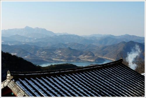 ▲ 정방사에서 바라본 호수와 월악산