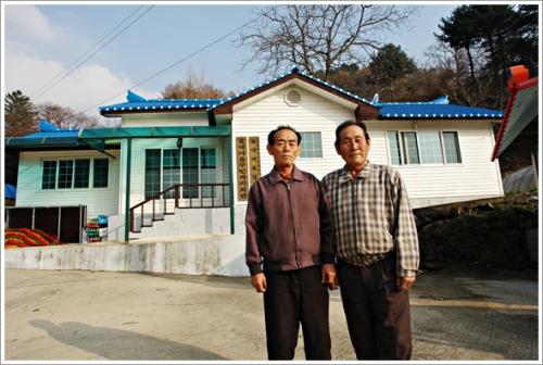 ▲ 이종철 이장(왼쪽)과 전우돈 경노회장(오른쪽)